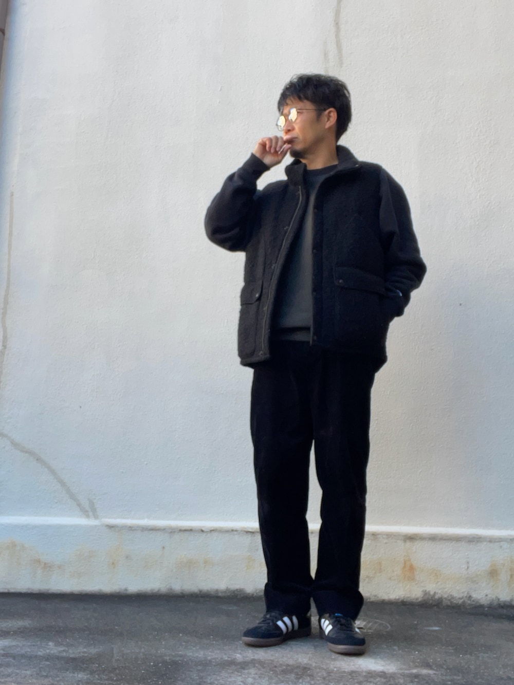 その他のスウェット、ブラック系のその他パンツ、ブラック系のスニーカーを着用したメンズの冬コーディネートの2枚目の写真