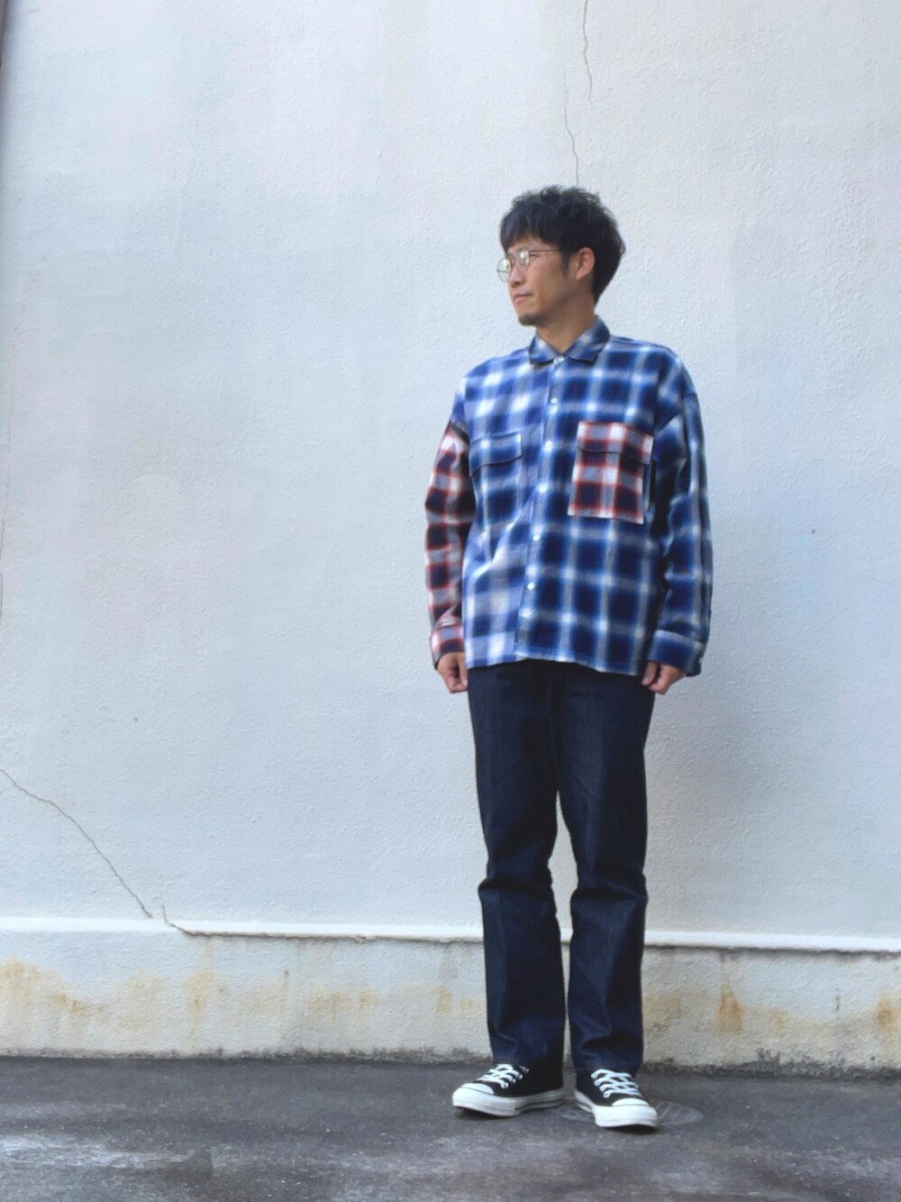 ブルー系のその他アウター、ブルー系のシャツ/ブラウス、ブルー系のスラックスを着用したメンズの春コーディネートの2枚目の写真