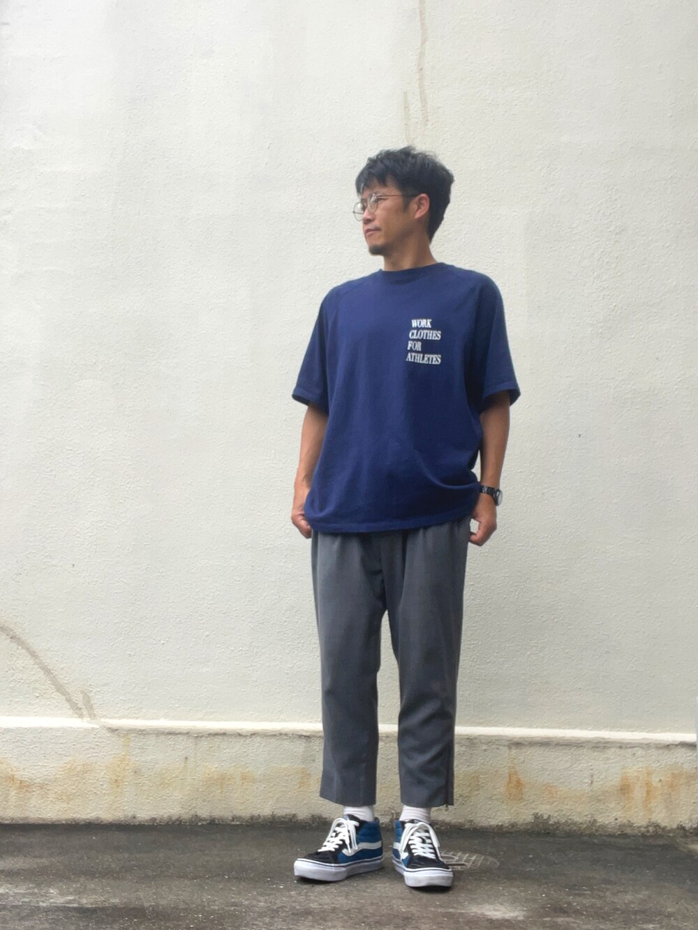 ブルー系のTシャツ/カットソー、グレー系のその他パンツ、ブルー系のスニーカーを着用したメンズの夏コーディネートの2枚目の写真