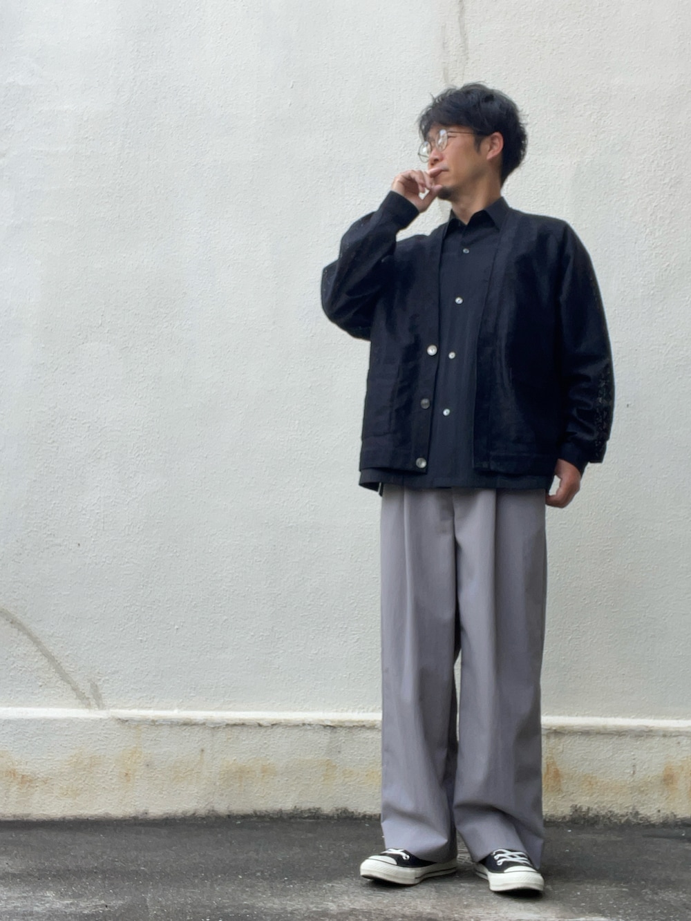 ブラック系のシャツ/ブラウス、ブラック系のカーディガン/ボレロ、グレー系のスラックスを着用したメンズの春コーディネートの2枚目の写真