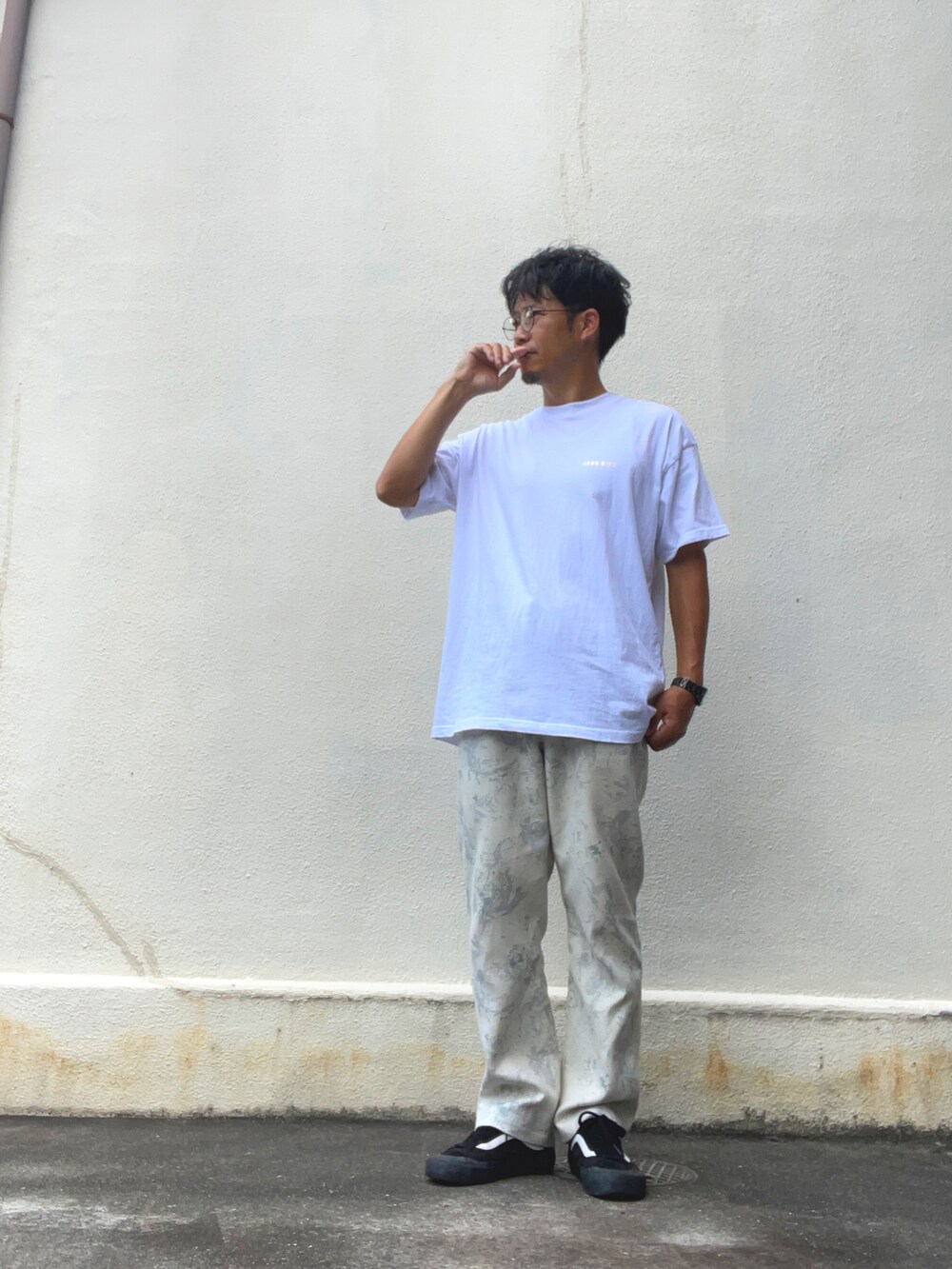 ホワイト系のTシャツ/カットソー、ホワイト系のその他パンツ、ブラック系のスニーカーを着用したメンズの夏コーディネートの2枚目の写真