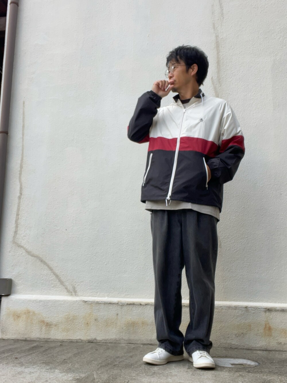 グレー系のデニムパンツ、ホワイト系のスニーカー、ブラウン系のTシャツ/カットソーを着用したメンズの秋コーディネートの2枚目の写真