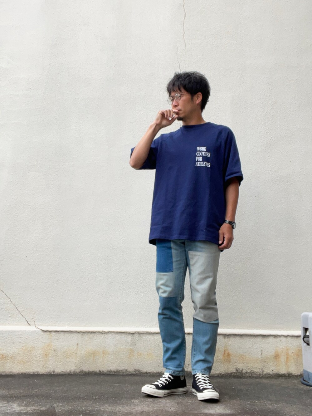 ブルー系のTシャツ/カットソー、ブルー系のデニムパンツ、ブラック系のスニーカーを着用したメンズの夏コーディネートの2枚目の写真