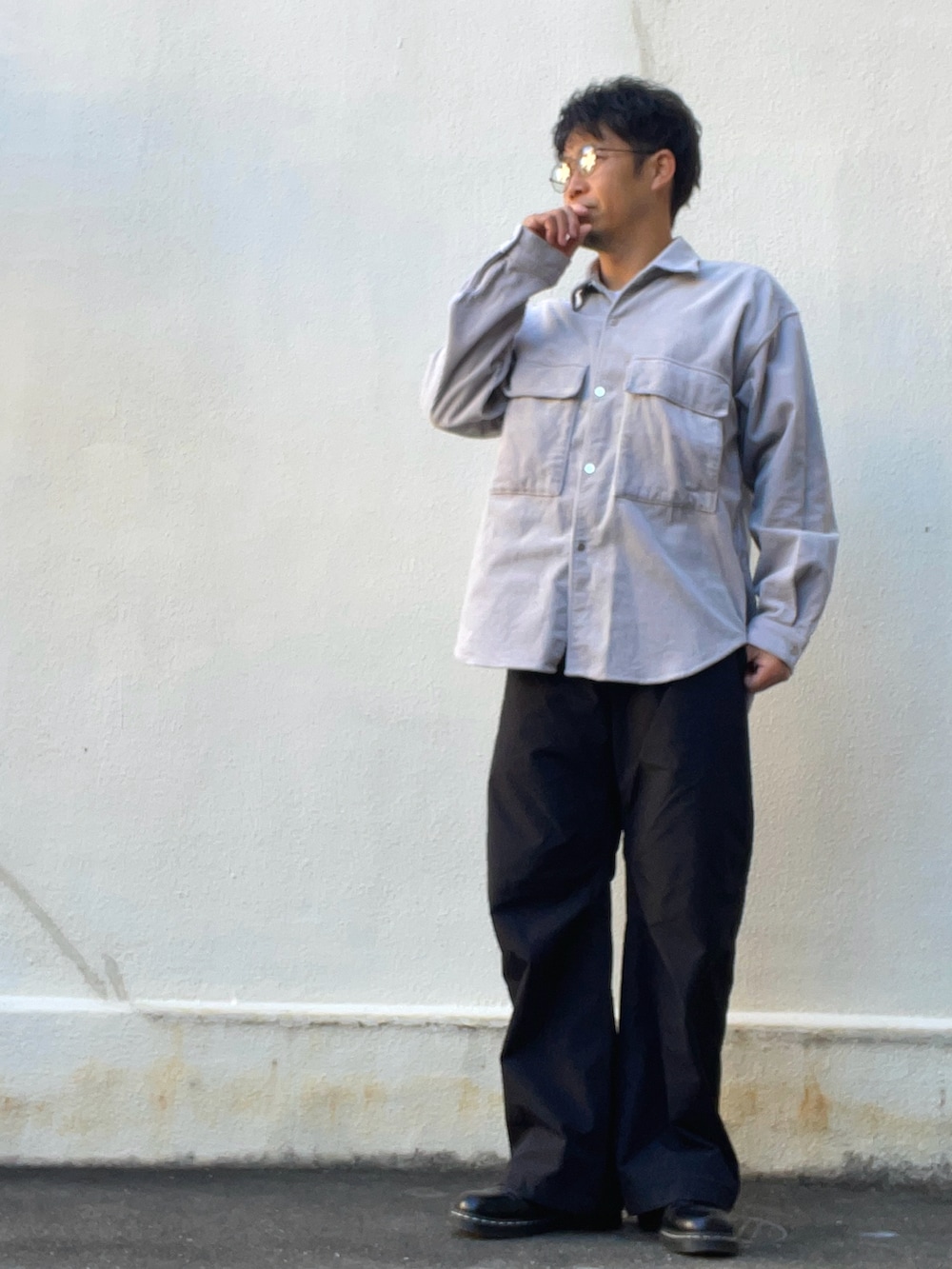 ブラック系のブルゾン、グレー系のシャツ/ブラウス、ブラック系のその他パンツを着用したメンズの冬コーディネートの2枚目の写真