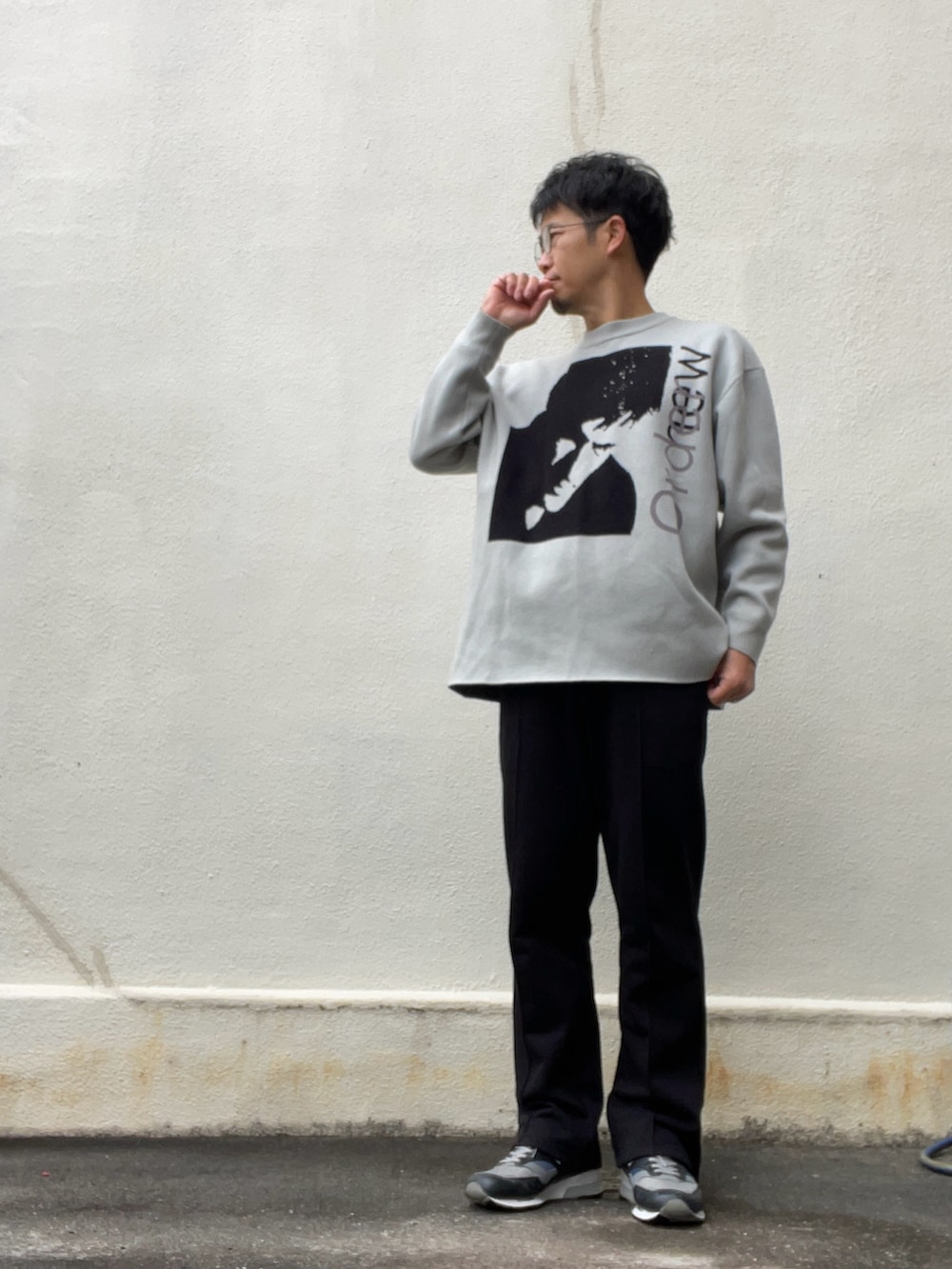 グリーン系のモッズコート、グレー系のニット/セーター、ブラック系のその他パンツを着用したメンズの冬コーディネートの2枚目の写真