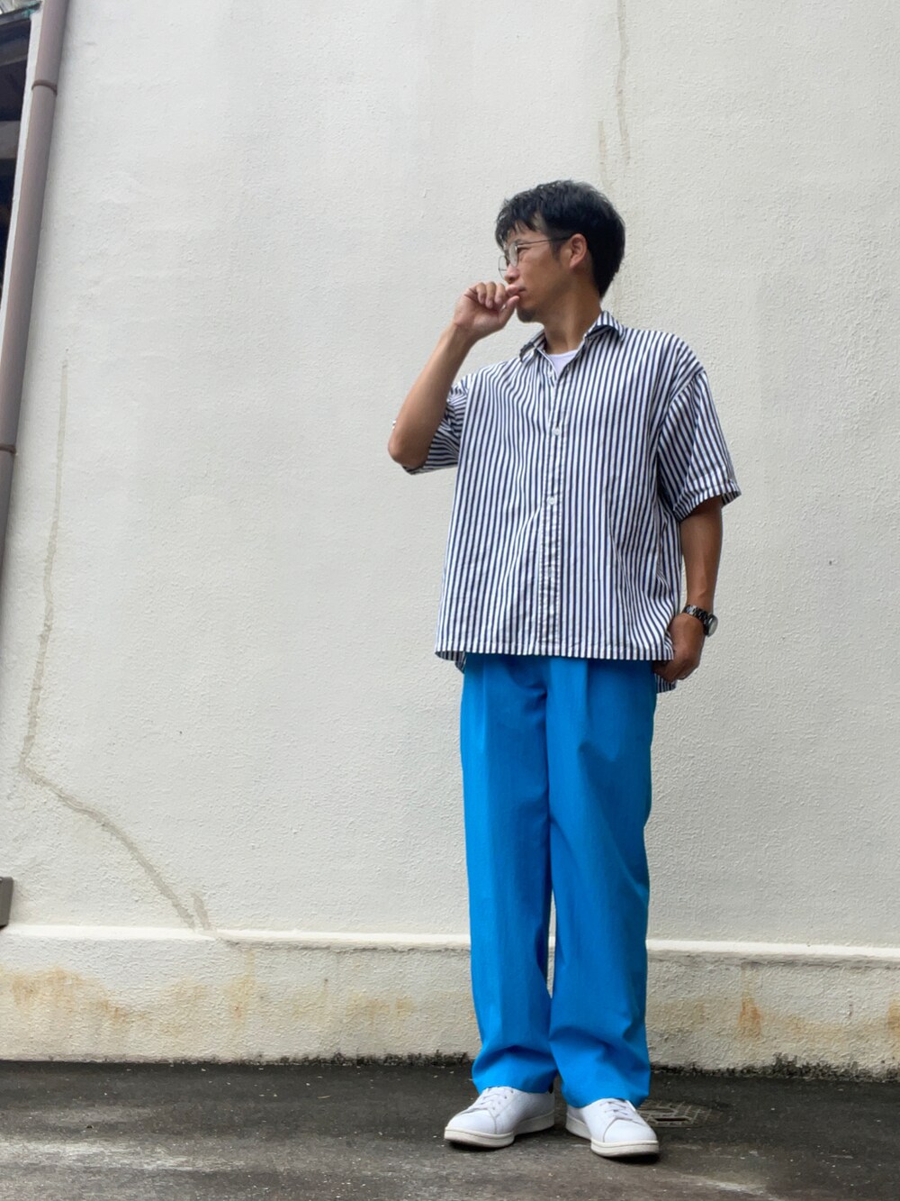 その他のシャツ/ブラウス、ブルー系のその他パンツ、ホワイト系のスニーカーを着用したメンズの夏コーディネートの2枚目の写真