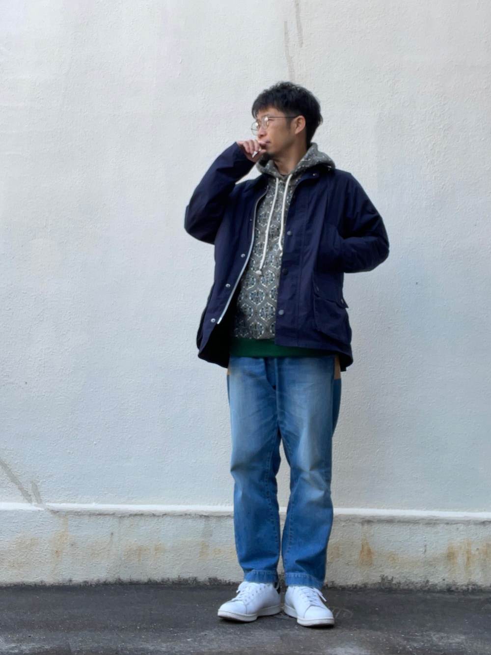 その他のパーカー、ブルー系のデニムパンツ、ホワイト系のスニーカーを着用したメンズの春コーディネートの2枚目の写真