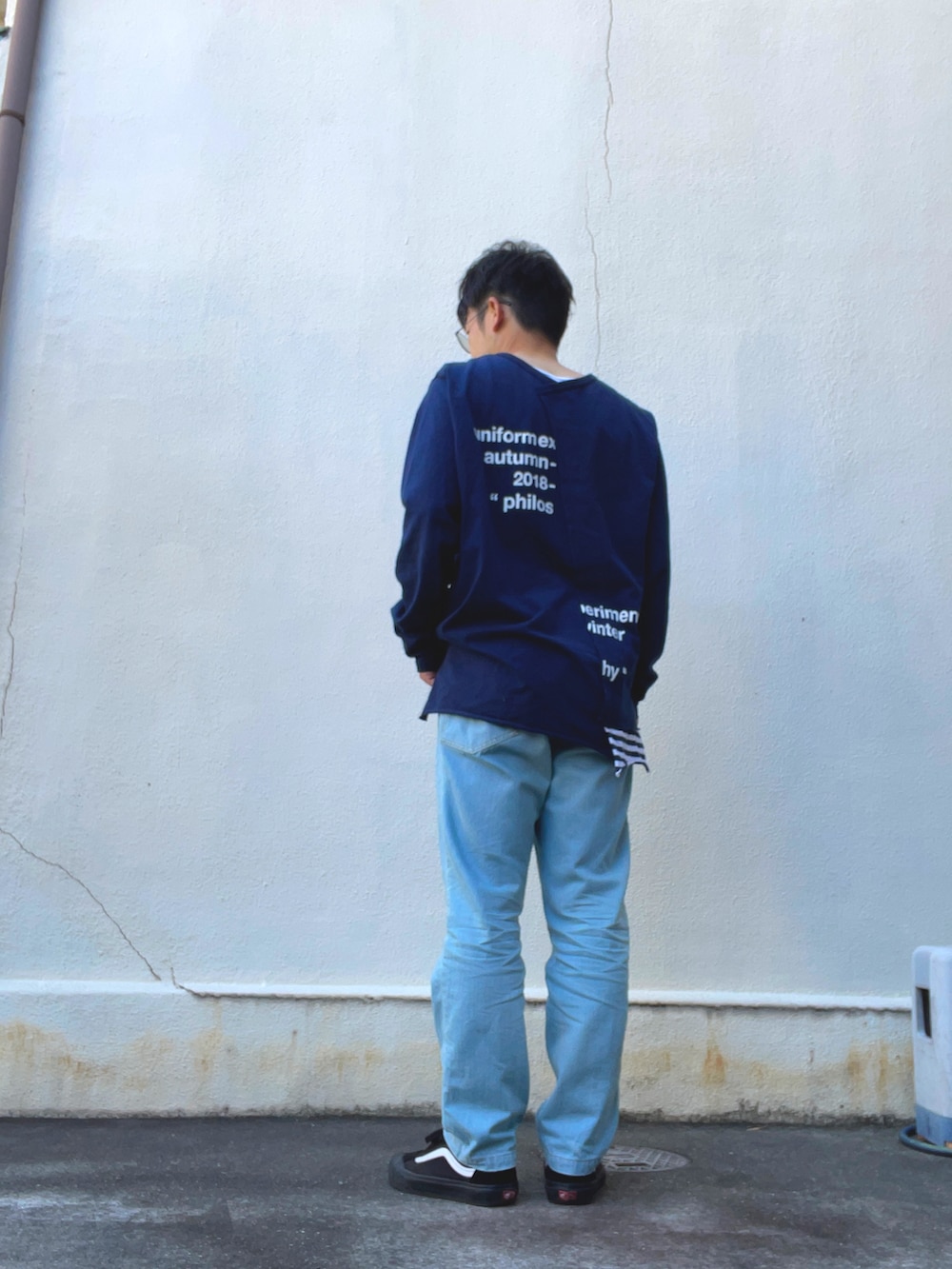 グリーン系のモッズコート、ブルー系のTシャツ/カットソー、ブルー系のデニムパンツを着用したメンズの春コーディネートの3枚目の写真