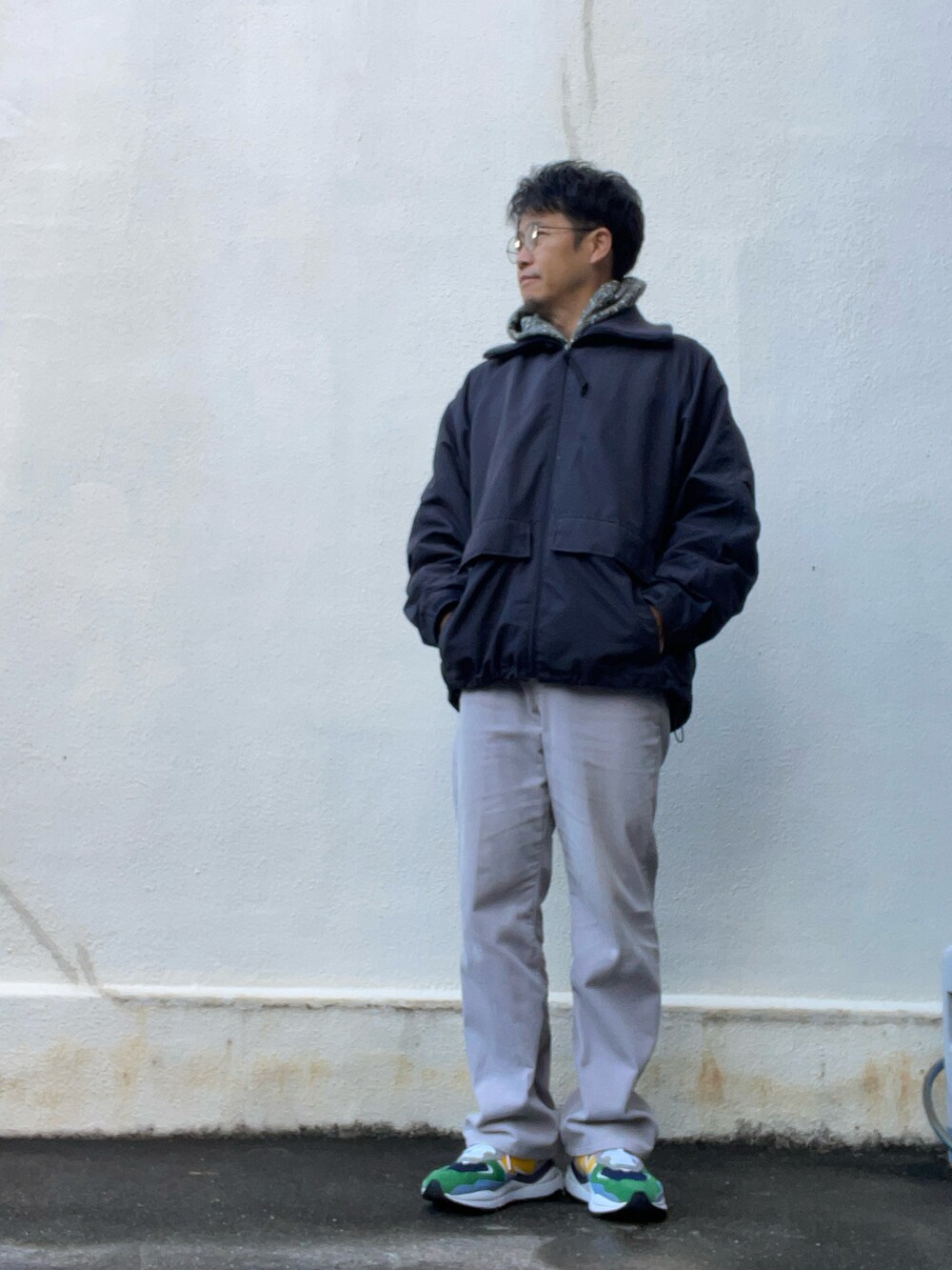 ブラック系のブルゾン、その他のパーカー、グレー系のスラックスを着用したメンズの秋コーディネートの2枚目の写真