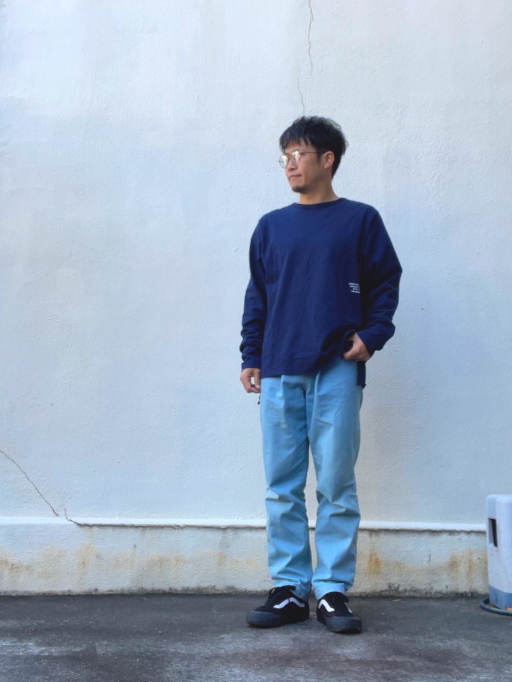 グリーン系のモッズコート、ブルー系のTシャツ/カットソー、ブルー系のデニムパンツを着用したメンズの春コーディネートの2枚目の写真