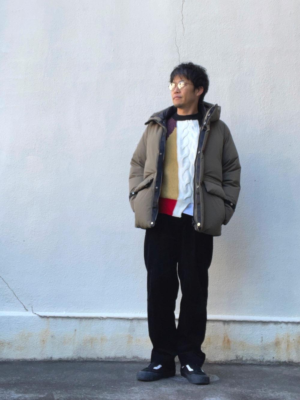 その他のニット/セーター、ブラック系のその他パンツ、ブラック系のスニーカーを着用したメンズの冬コーディネートの2枚目の写真