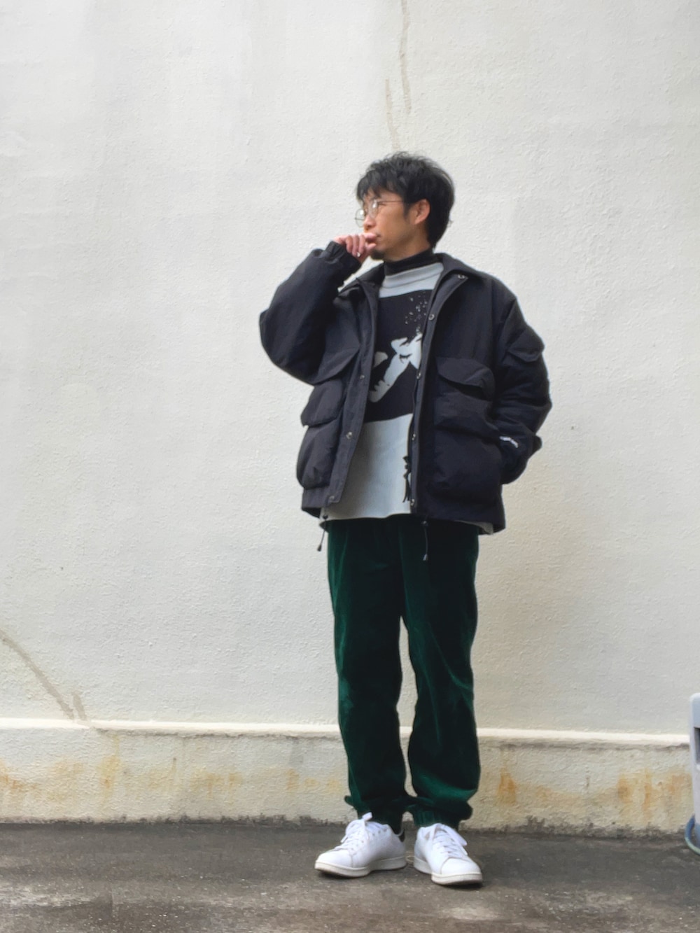 グレー系のニット/セーター、グリーン系のその他パンツ、ホワイト系のスニーカーを着用したメンズの冬コーディネートの2枚目の写真