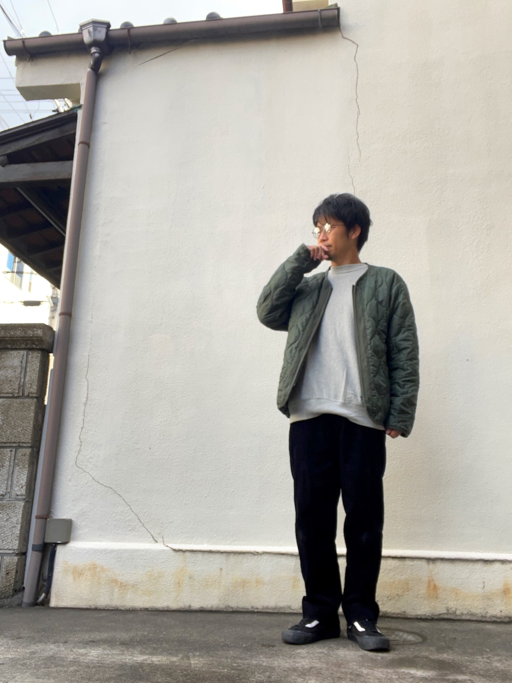 グリーン系のモッズコート、ブラック系のその他パンツ、ブラック系のスニーカーを着用したメンズの冬コーディネートの2枚目の写真