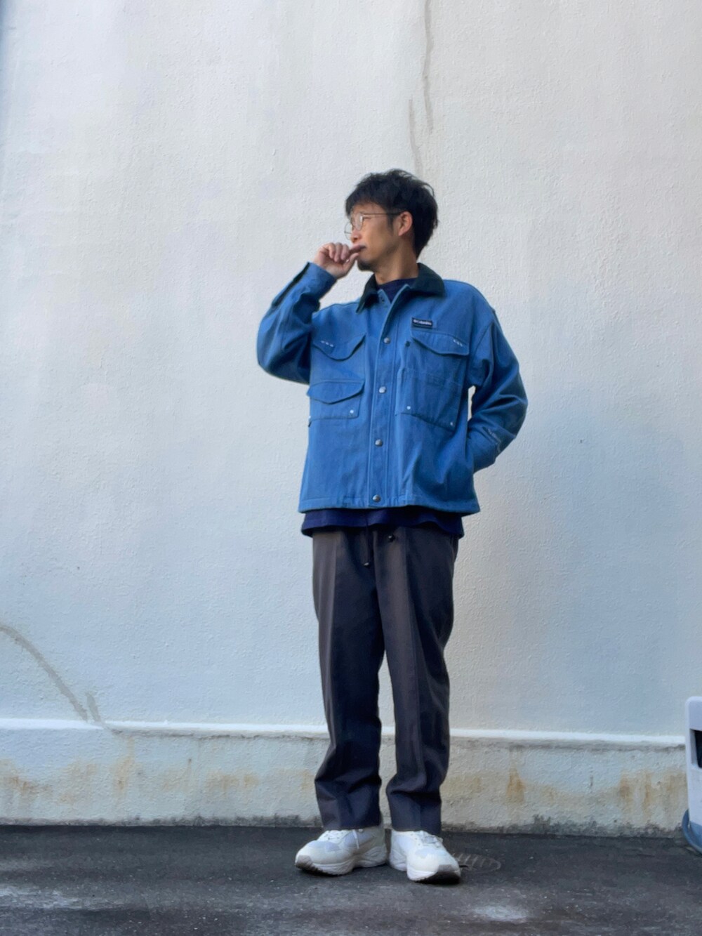 ブルー系のその他アウター、ブルー系のTシャツ/カットソー、グレー系のスラックスを着用したメンズの秋コーディネートの2枚目の写真