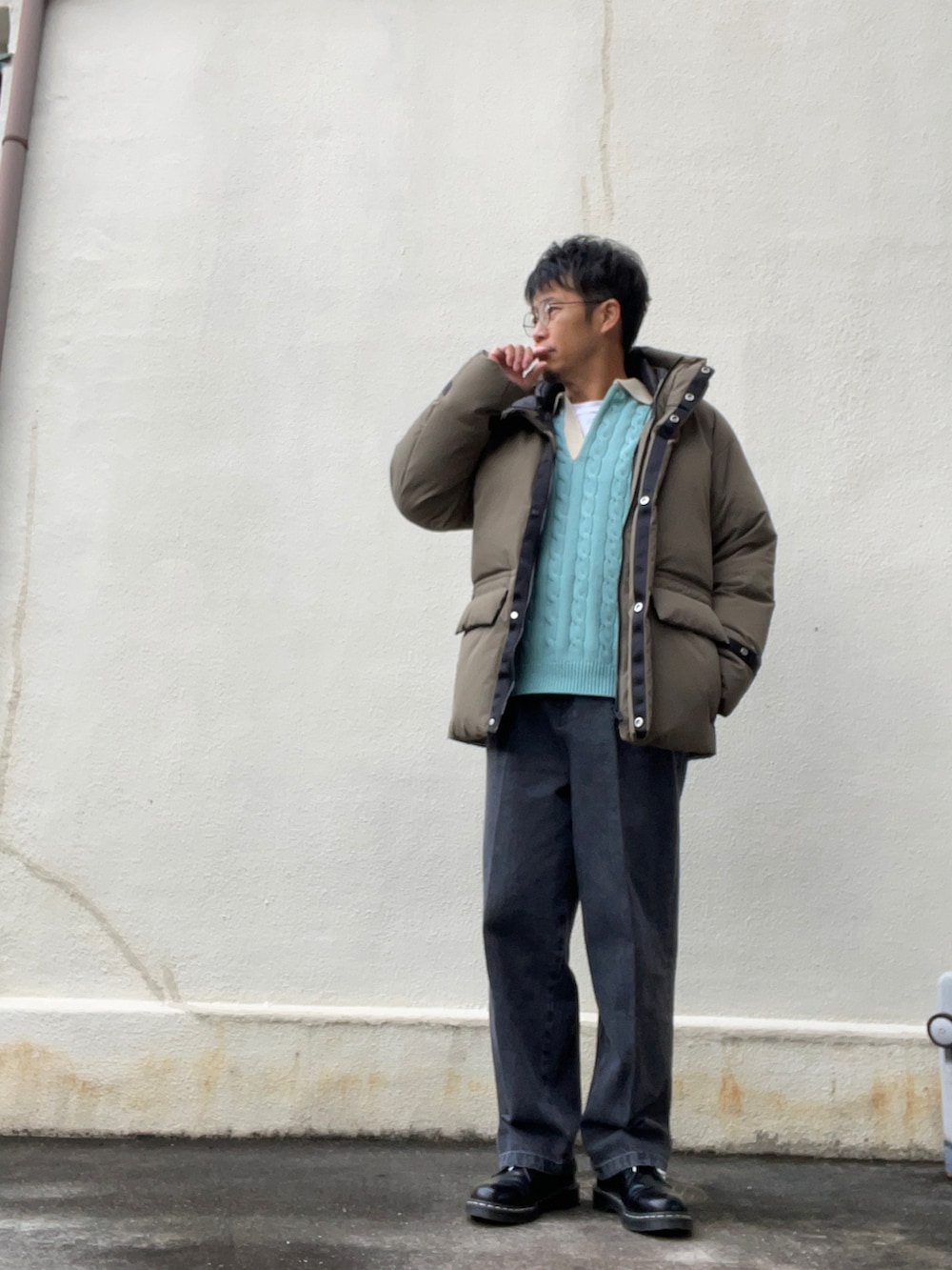 ブルー系のニット/セーター、グレー系のデニムパンツ、ホワイト系のブーツを着用したメンズの冬コーディネートの2枚目の写真