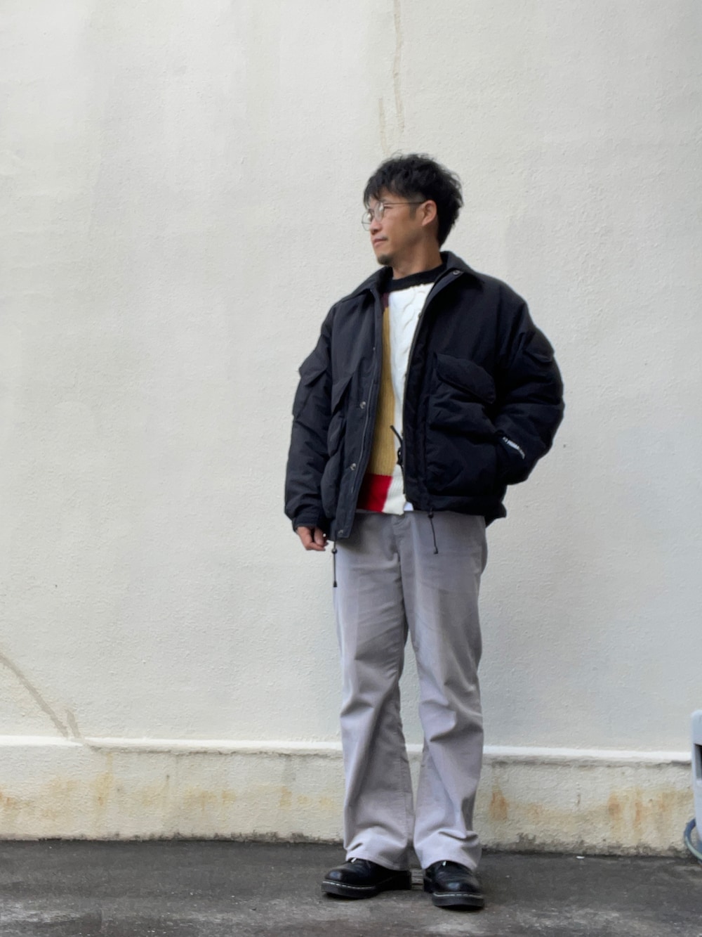 その他のニット/セーター、グレー系のスラックス、ホワイト系のブーツを着用したメンズの冬コーディネートの2枚目の写真