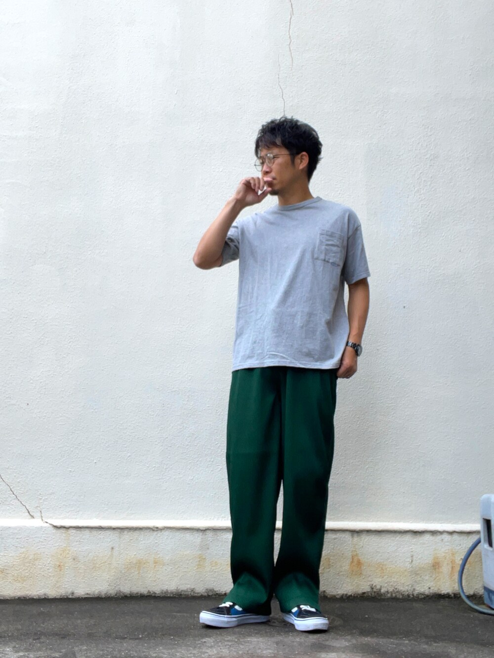 グリーン系のその他パンツ、グレー系のTシャツ/カットソー、ブルー系のスニーカーを着用したメンズの夏コーディネートの2枚目の写真