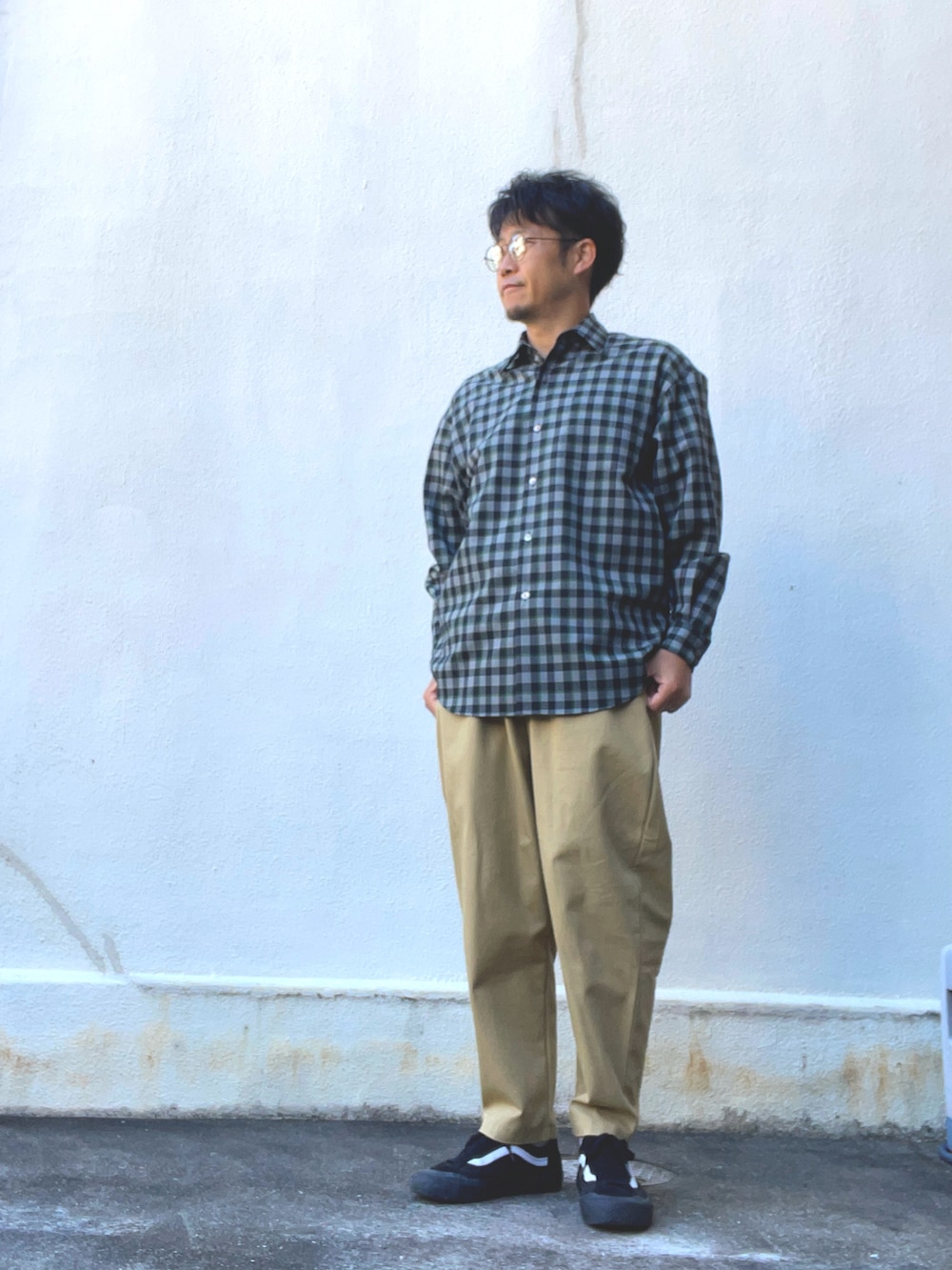 ブラック系のシャツ/ブラウス、ベージュ系のその他パンツ、ブラック系のスニーカーを着用したメンズの春コーディネートの2枚目の写真