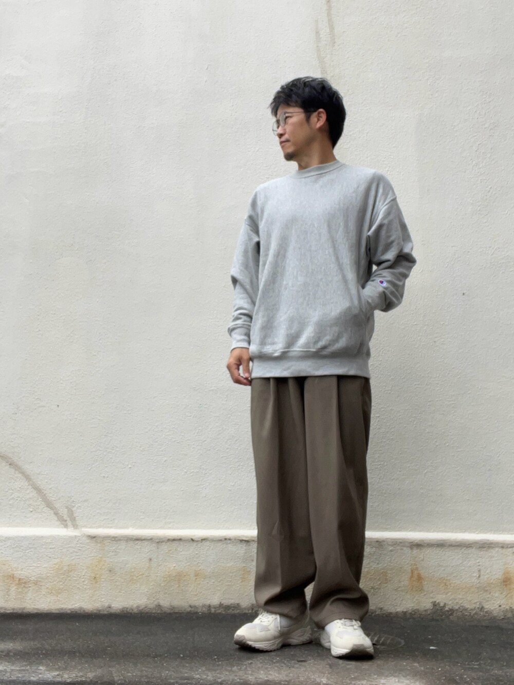 ブルー系のその他アウター、グレー系のスウェット、ブラウン系のスラックスを着用したメンズの春コーディネートの2枚目の写真