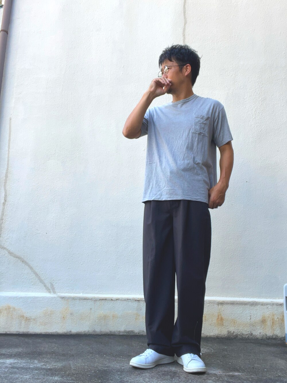 グレー系のTシャツ/カットソー、その他のその他パンツ、ホワイト系のスニーカーを着用したメンズの夏コーディネートの2枚目の写真