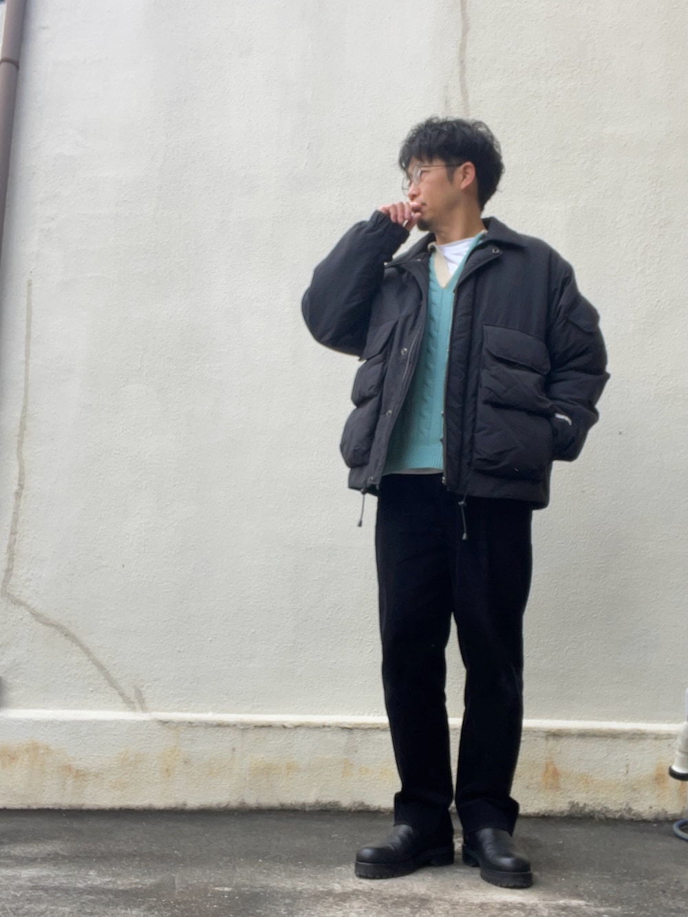 ブルー系のニット/セーター、ブラック系のその他パンツ、ブラック系のブーツを着用したメンズの冬コーディネートの2枚目の写真