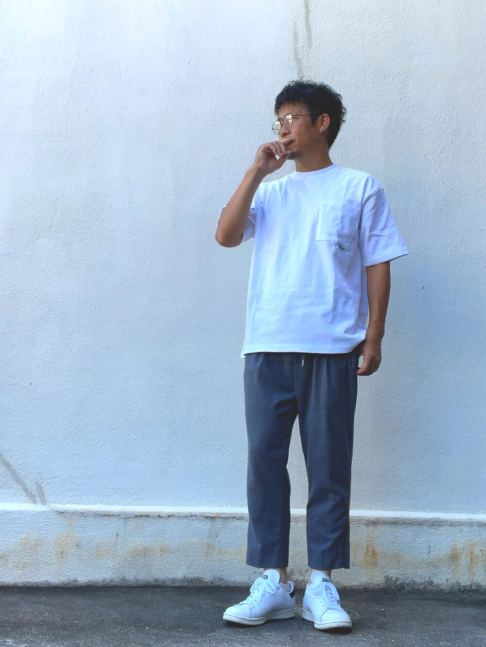 ホワイト系のTシャツ/カットソー、グレー系のその他パンツ、ホワイト系のスニーカーを着用したメンズの夏コーディネートの2枚目の写真