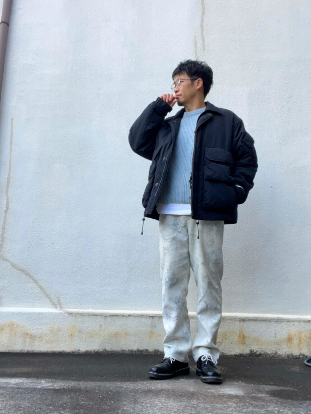 ブルー系のニット/セーター、ホワイト系のその他パンツ、ホワイト系のブーツを着用したメンズの冬コーディネートの2枚目の写真