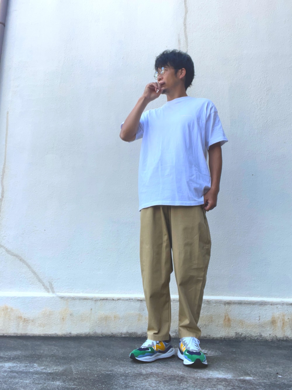 ホワイト系のTシャツ/カットソー、ベージュ系のその他パンツ、その他のスニーカーを着用したメンズの夏コーディネートの2枚目の写真