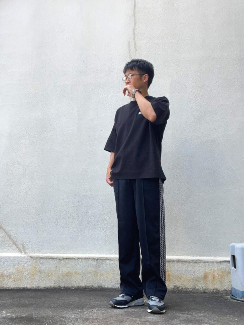 ブラック系のその他パンツ、ブラック系のTシャツ/カットソー、グレー系のスニーカーを着用したメンズの春コーディネートの2枚目の写真