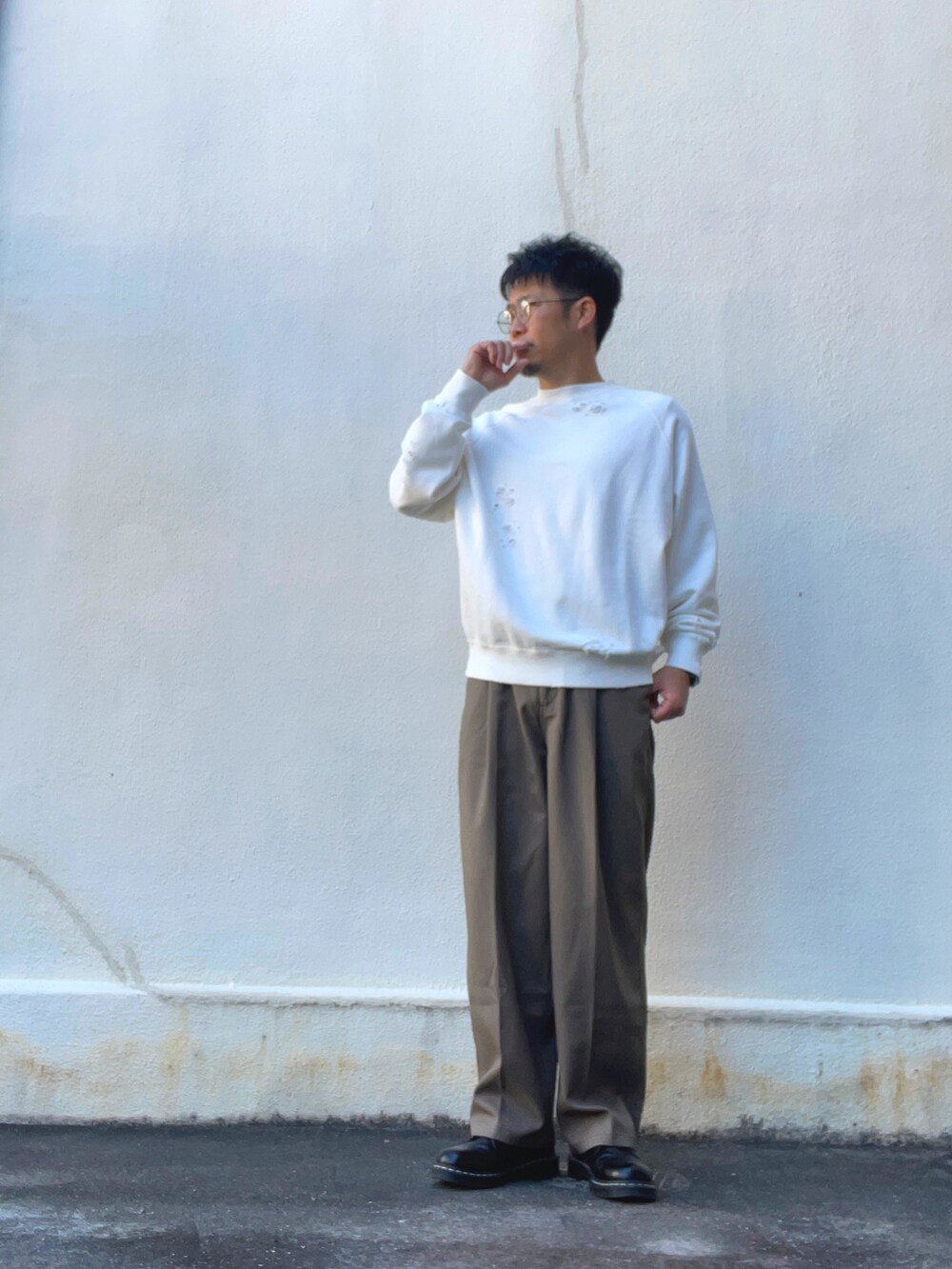 その他のその他アウター、ホワイト系のスウェット、ブラウン系のスラックスを着用したメンズの春コーディネートの2枚目の写真