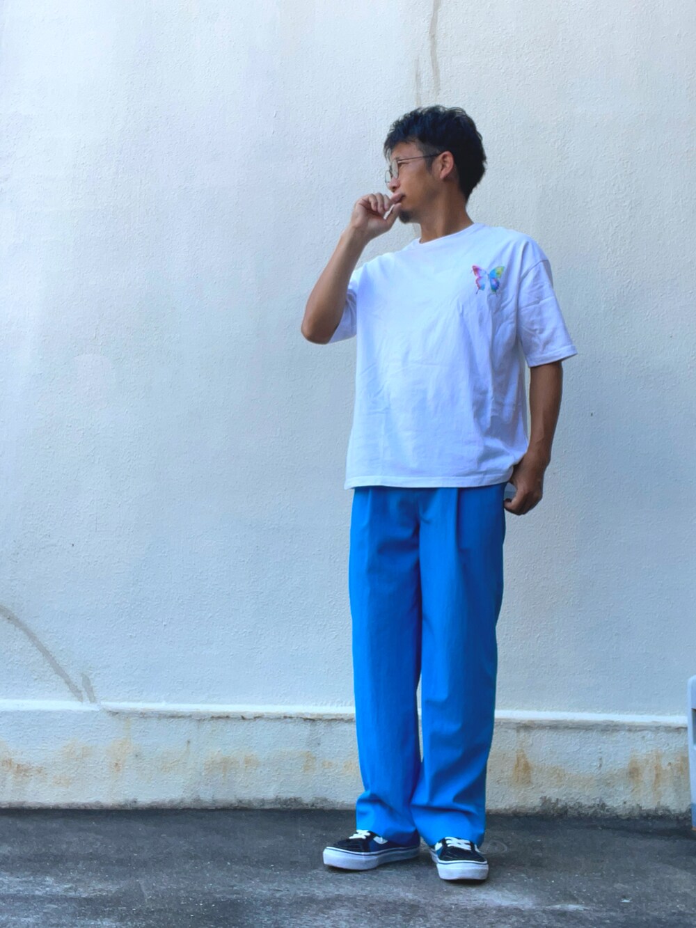 ホワイト系のTシャツ/カットソー、ブルー系のその他パンツ、ブルー系のスニーカーを着用したメンズの夏コーディネートの2枚目の写真