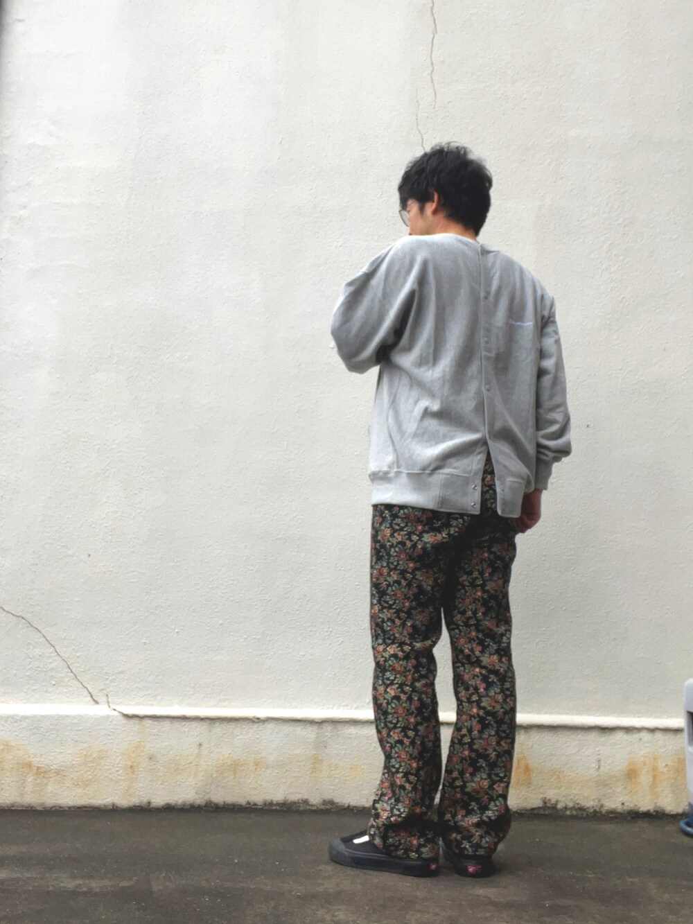 グレー系のスウェット、その他のその他パンツ、ブラック系のスニーカーを着用したメンズの春コーディネートの2枚目の写真