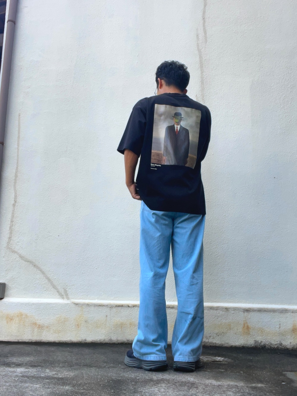 ブルー系のデニムパンツ、ブラック系のTシャツ/カットソー、ブラック系のスニーカーを着用したメンズの夏コーディネートの2枚目の写真