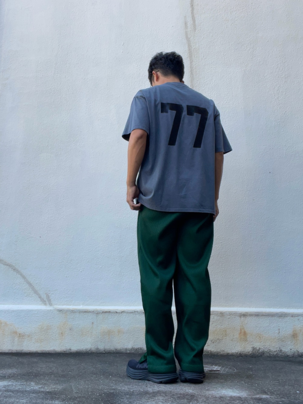 グレー系のTシャツ/カットソー、グリーン系のその他パンツ、ブラック系のスニーカーを着用したメンズの秋コーディネートの2枚目の写真