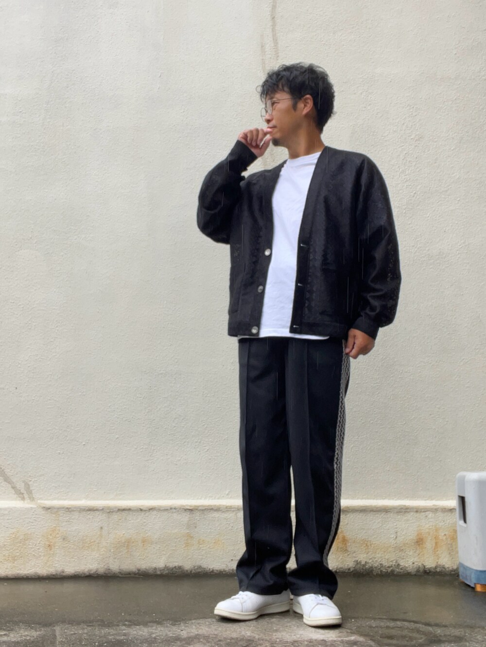 ブラック系のカーディガン/ボレロ、ブラック系のその他パンツ、ホワイト系のスニーカーを着用したメンズの秋コーディネートの2枚目の写真