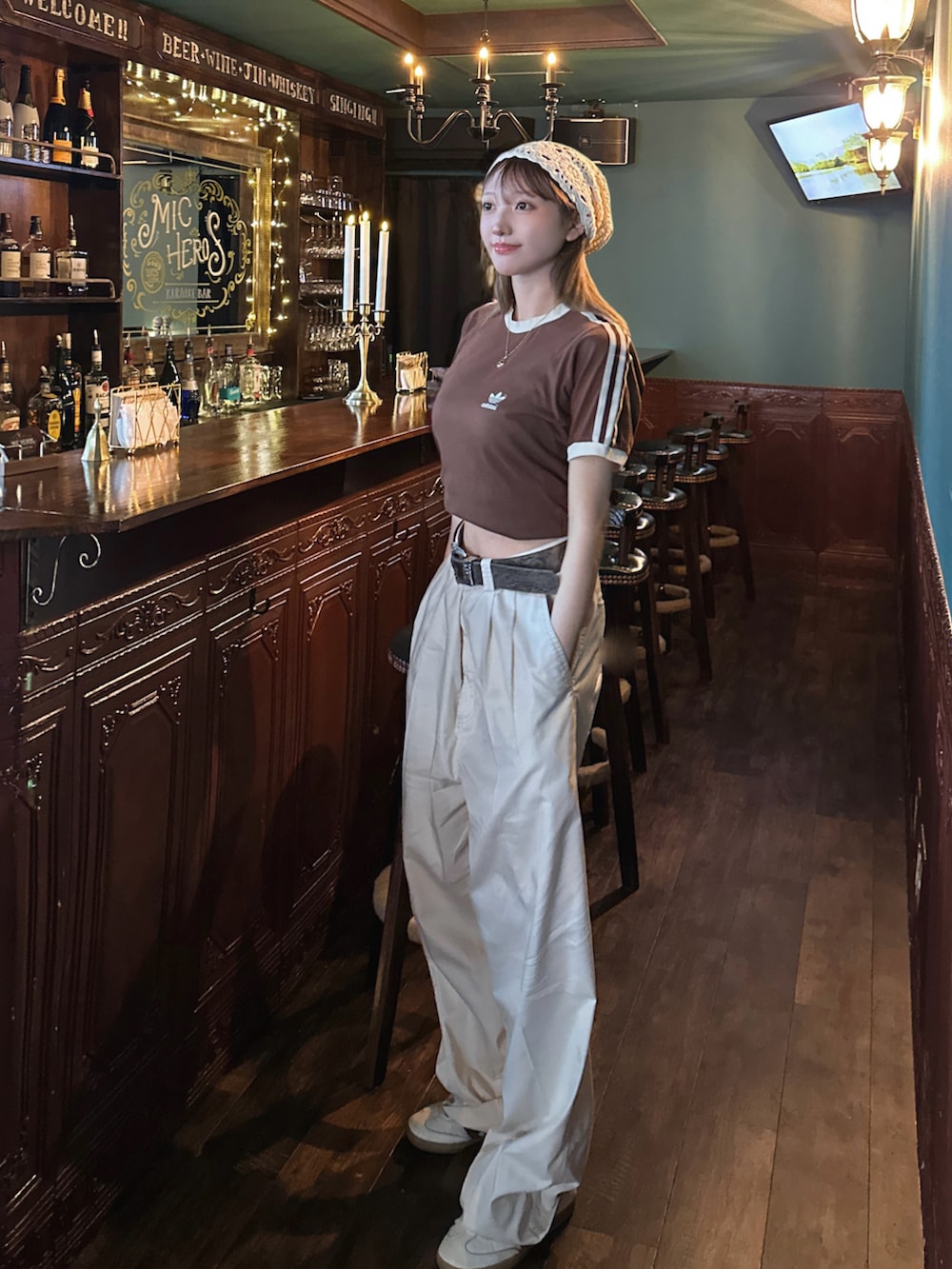 「やっぱり帽子が好き、アメカジ、モノトーン、ワイドパンツ、雨の日コーデ、リンガーTシャツ、ブラウンコーデ、adidas、古着MIX、古着コーデ、フェアリーグランジ、大人かわいい、カジュアルコーデ、カジュアルガーリー」｜「adidasのアイテム（Tシャツ/カットソー、ブラウン系）」を使った、まりいさん（レディース・159cm）の春コーディネートの2枚目の写真