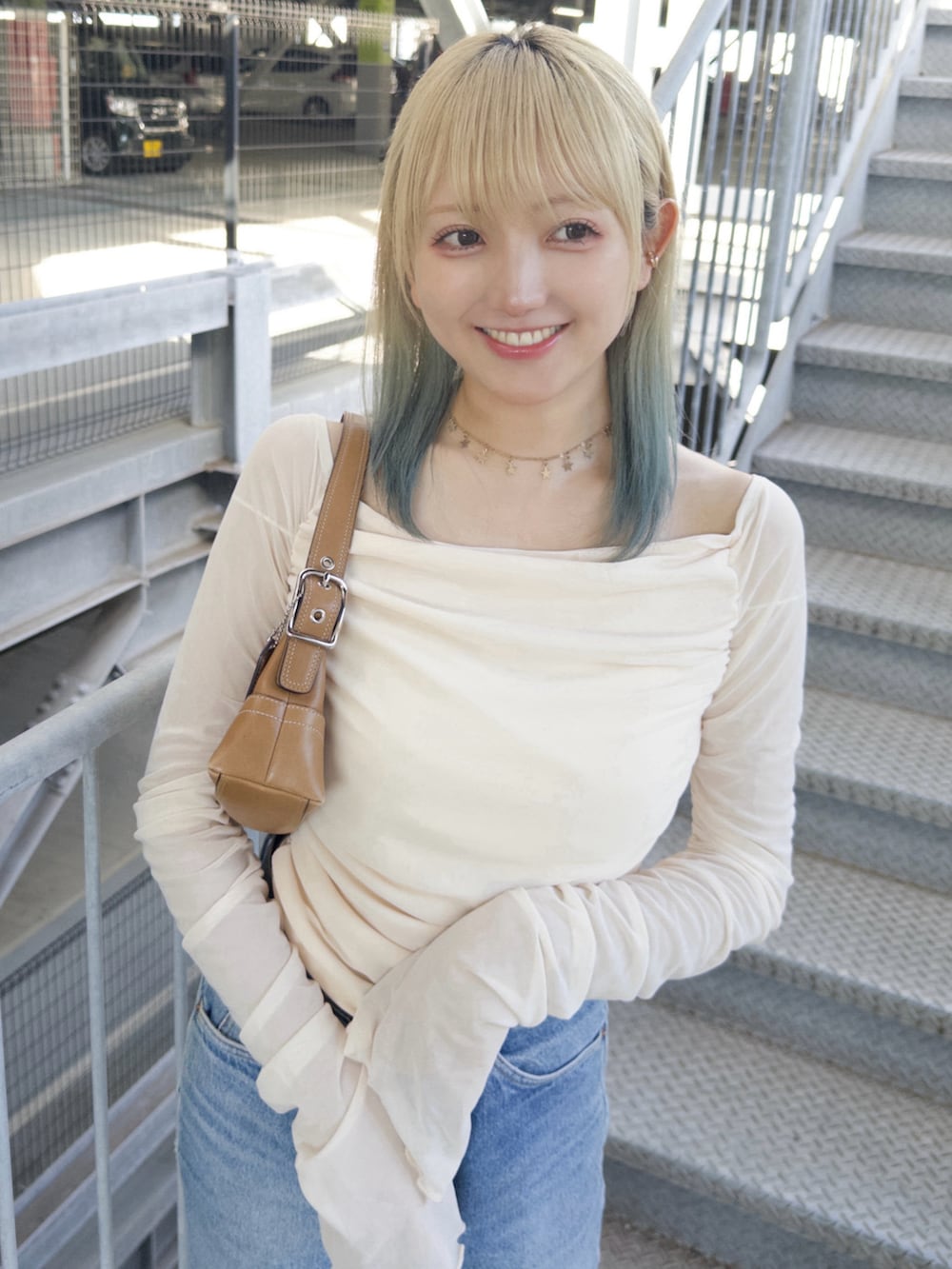 ブルー系のデニムパンツを着用したレディースの秋コーディネートの3枚目の写真