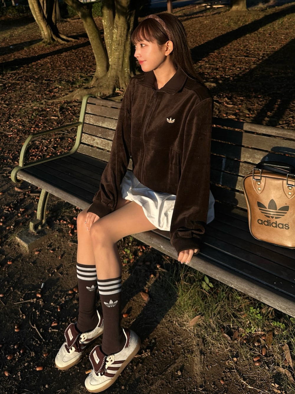 ベージュ系のスニーカー、ブラウン系のジャケット/アウター、ブラウン系のバッグを着用したレディースの秋コーディネートの2枚目の写真