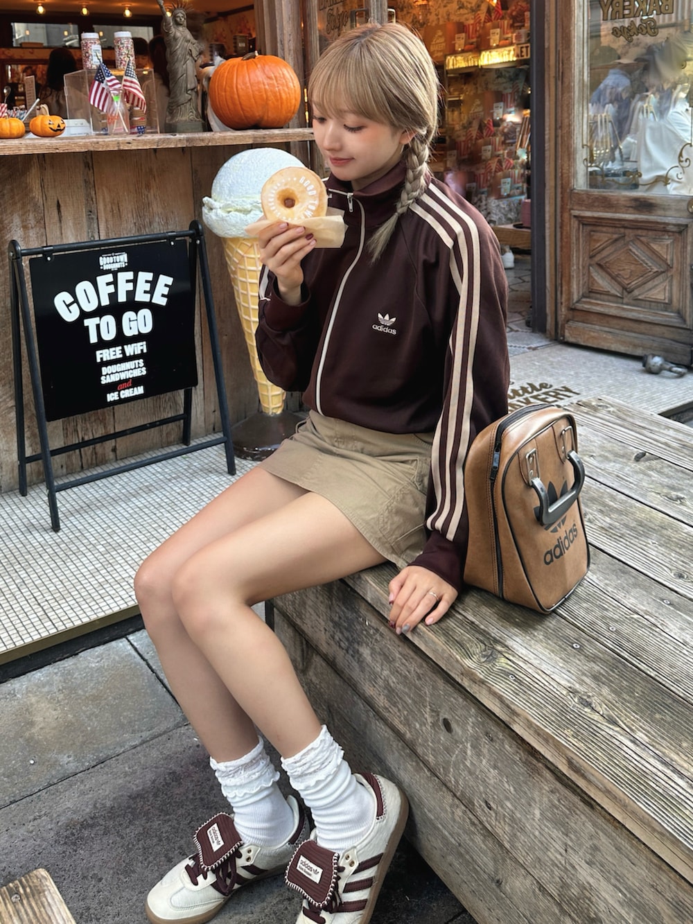 「レイヤードスタイル、古着MIX、秋冬コーデ、シンプルコーデ、秋のコーデ、トラックジャケット、adidas、ガーリー、ワントーンコーデ、スポーツミックス、テーマパークコーデ」｜「adidasのアイテム（ジャケット/アウター、ブラウン系）」を使った、まりいさん（レディース・158cm）の秋コーディネートの2枚目の写真