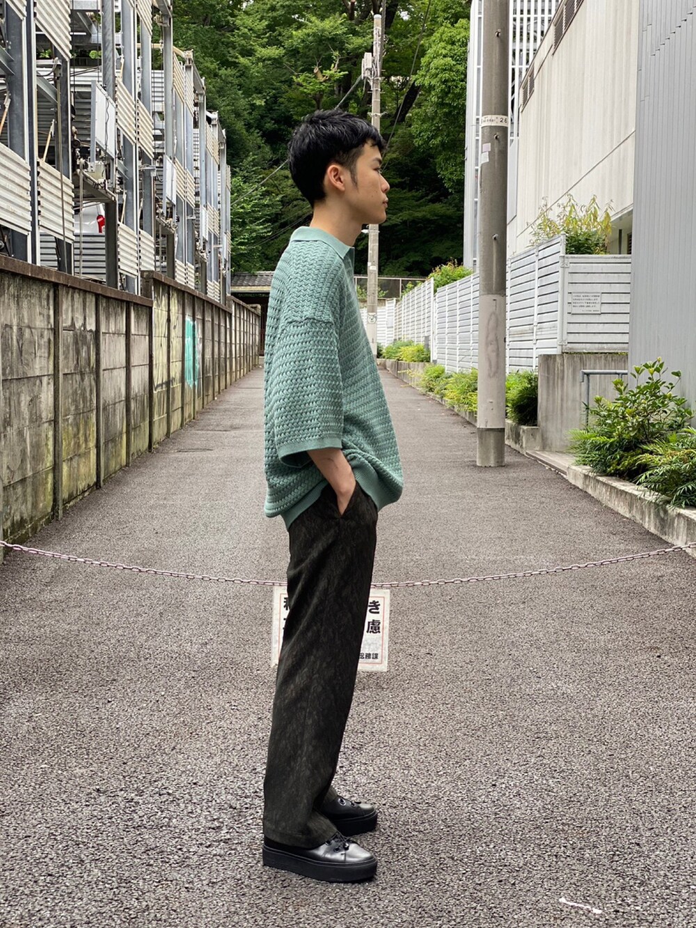 グレー系のその他パンツを着用したメンズの夏コーディネートの2枚目の写真
