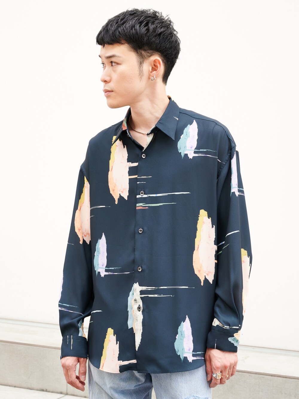 ブラック系のシャツ/ブラウスを着用したメンズの夏コーディネートの4枚目の写真