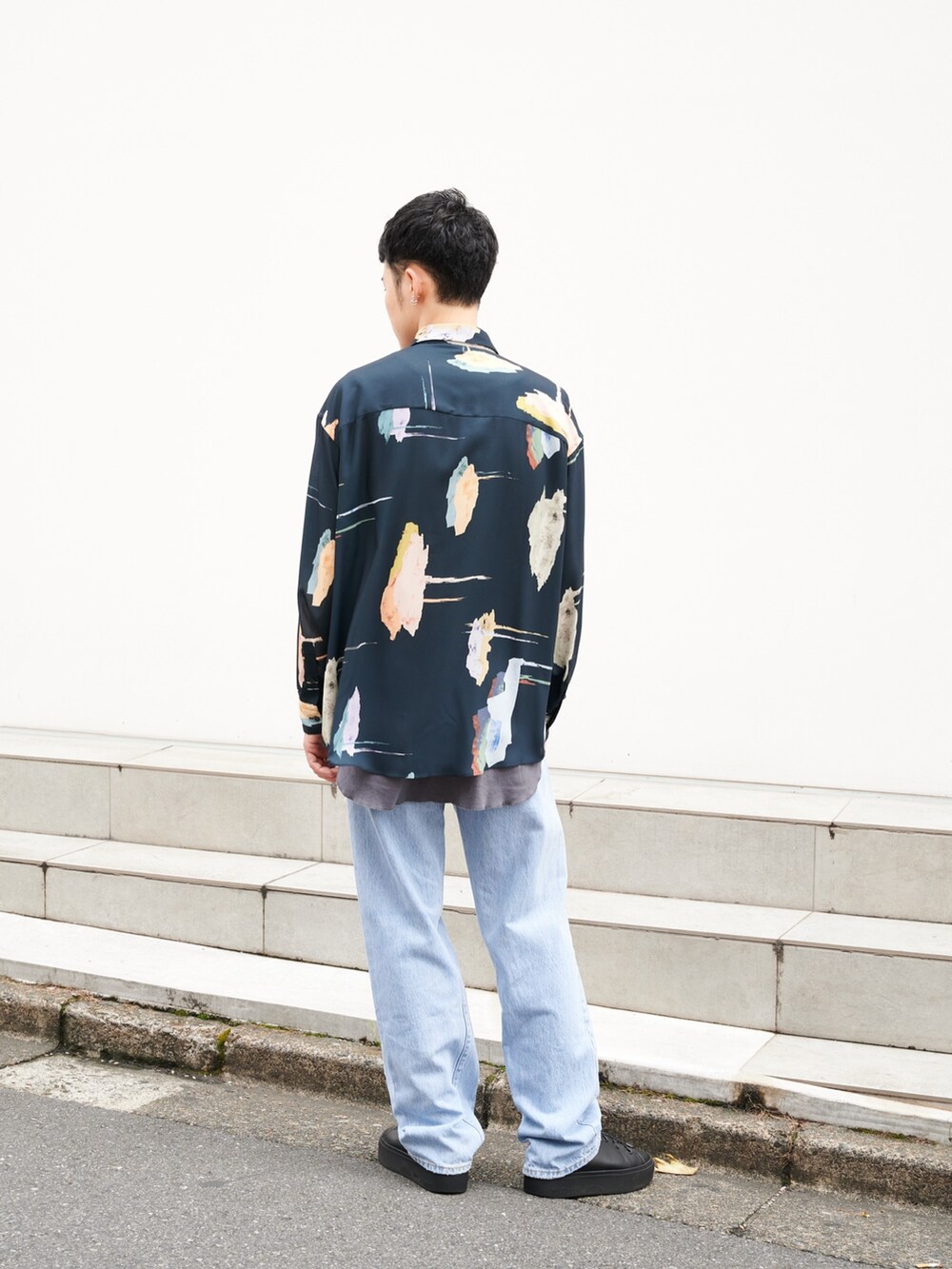 ブラック系のシャツ/ブラウスを着用したメンズの夏コーディネートの3枚目の写真