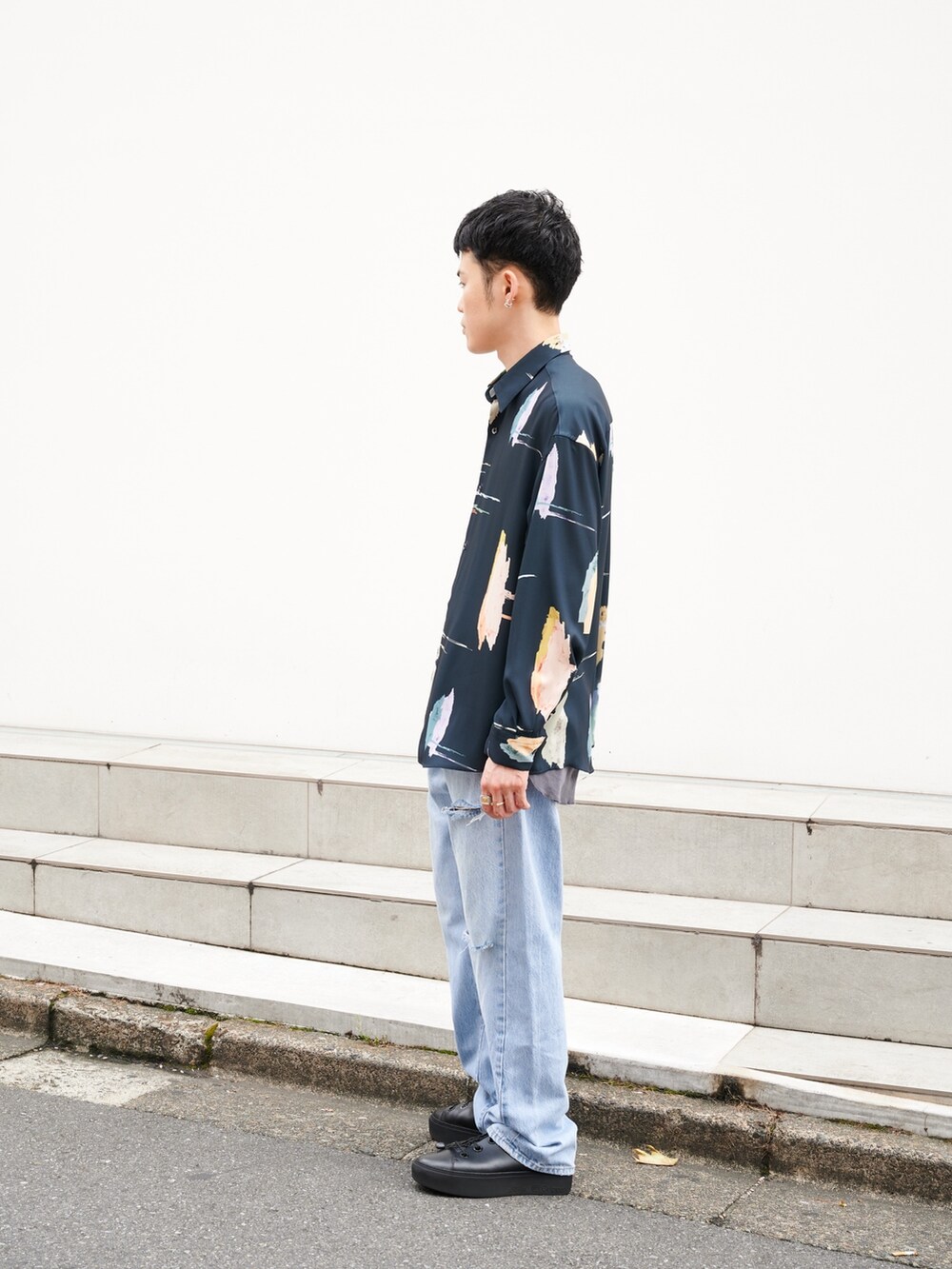 ブラック系のシャツ/ブラウスを着用したメンズの夏コーディネートの2枚目の写真