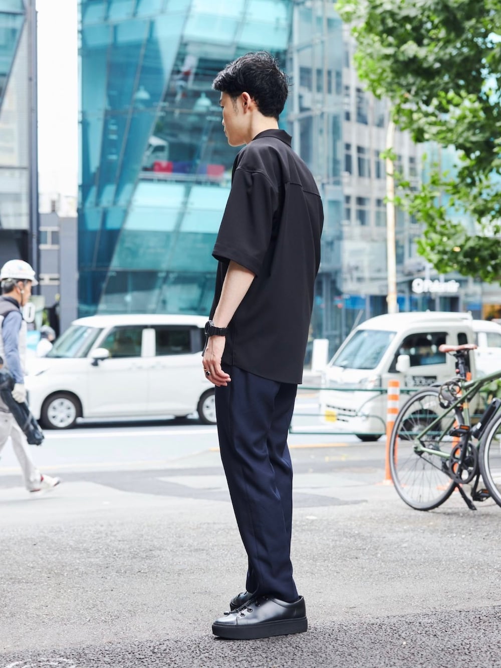 「シンプルコーデ、オールブラック、オープンカラーシャツ、シャツスタイル、シャツコーデ」｜「PUBLIC TOKYOの【セットアップ対応】エバークリースGRクロスオープンカラーシャツ（シャツ/ブラウス、ブラック系）」を使った、ymk__fkさん（メンズ・175cm）の夏コーディネートの2枚目の写真