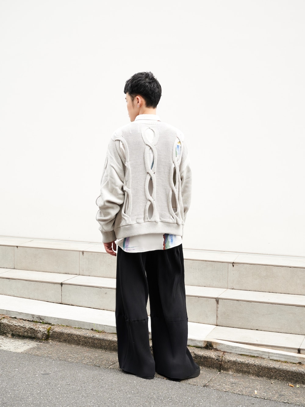 「厚底シューズ、秋服準備はじめました」｜「MUKAIのCABLE KNIT（ニット/セーター、グレー系）」を使った、ymk__fkさん（メンズ・175cm）の夏コーディネートの3枚目の写真