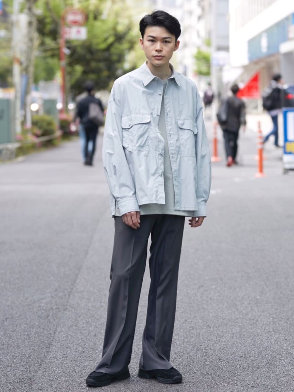 グリーン系のシャツ/ブラウス、グレー系のスラックスを着用したメンズの春コーディネートの2枚目の写真