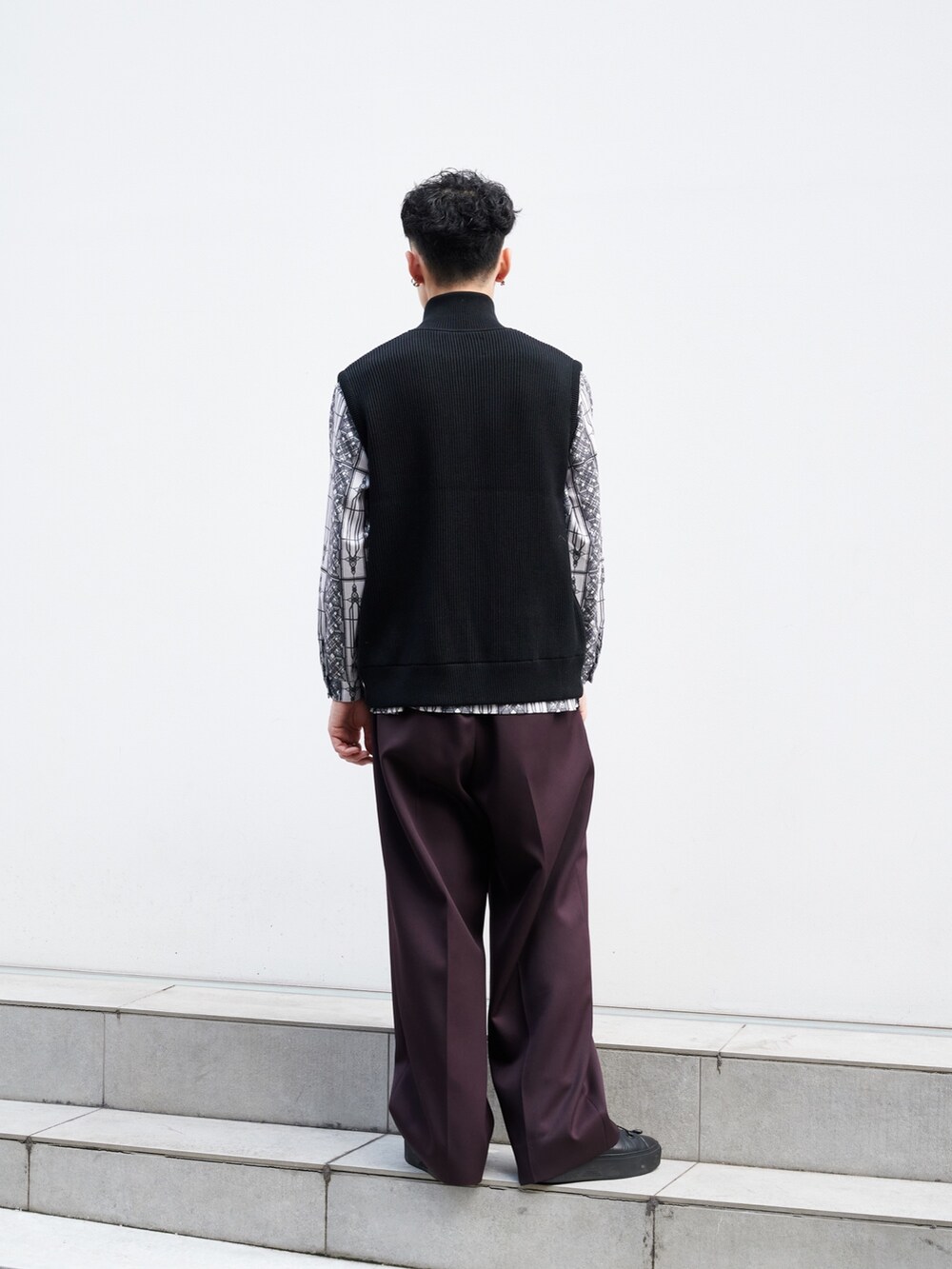 ブラック系のニット/セーターを着用したメンズの秋コーディネートの3枚目の写真