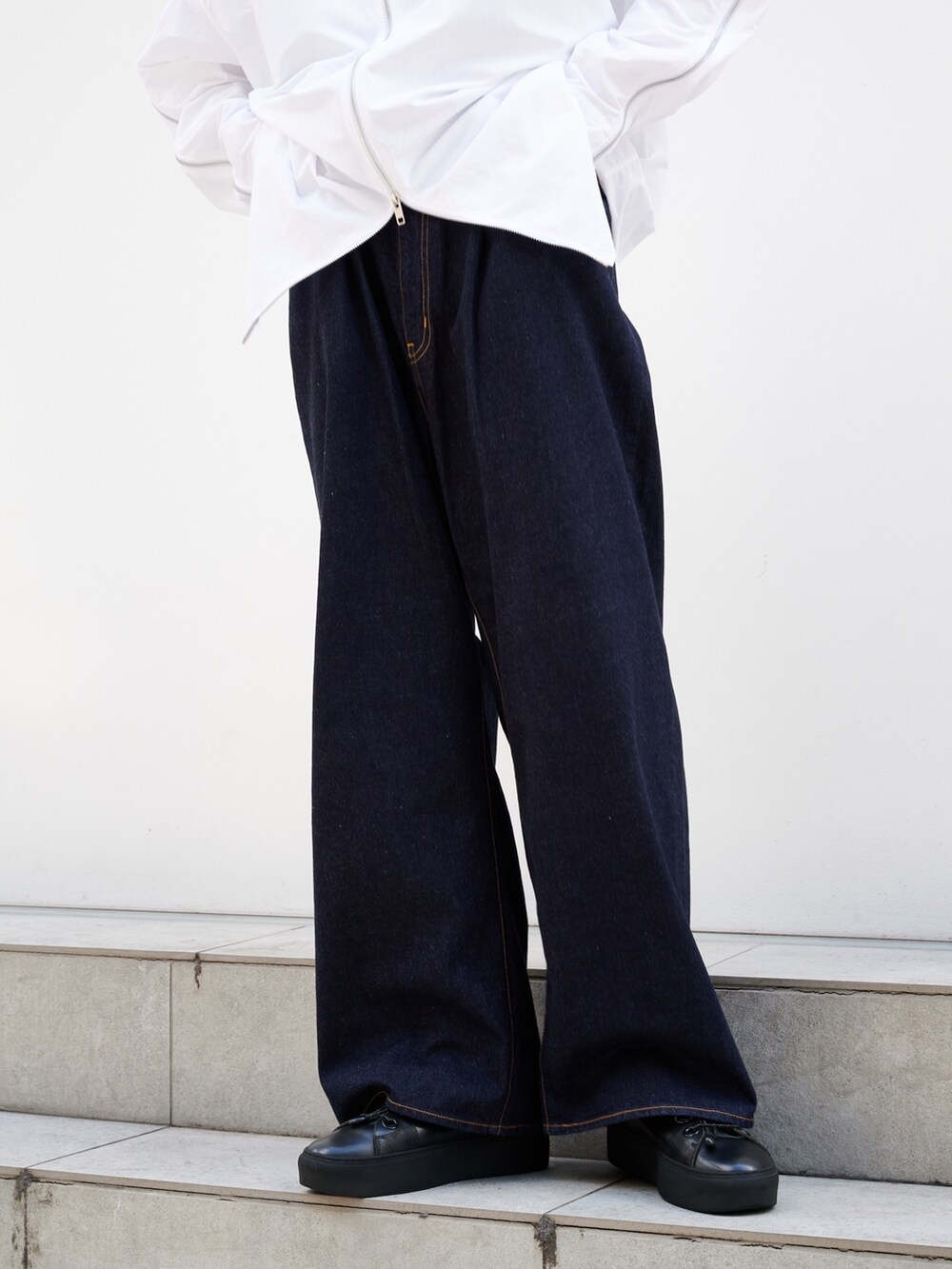 「デニム、デニムパンツ、白シャツ、ジエダ、ワイドパンツ」｜「JiedaのWIDE ONE TUCK STRAIGHT DENIM（デニムパンツ、ブルー系）」を使った、ymk__fkさん（メンズ・175cm）の夏コーディネートの5枚目の写真