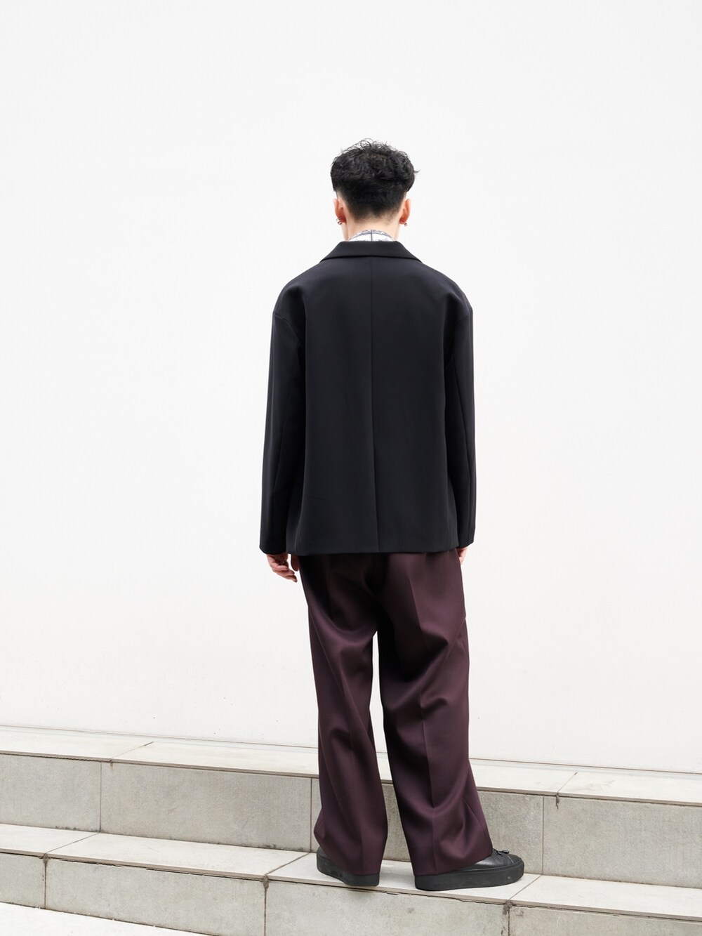 「秋服まるっと大公開、ストリート」｜「STUDIOUSのDouble Core リラックスジャケット（テーラードジャケット、ブラック系）」を使った、ymk__fkさん（メンズ・175cm）の秋コーディネートの3枚目の写真
