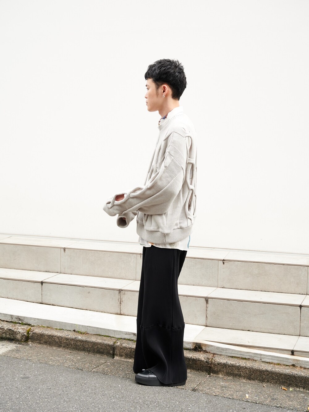 「厚底シューズ、秋服準備はじめました」｜「MUKAIのCABLE KNIT（ニット/セーター、グレー系）」を使った、ymk__fkさん（メンズ・175cm）の夏コーディネートの2枚目の写真